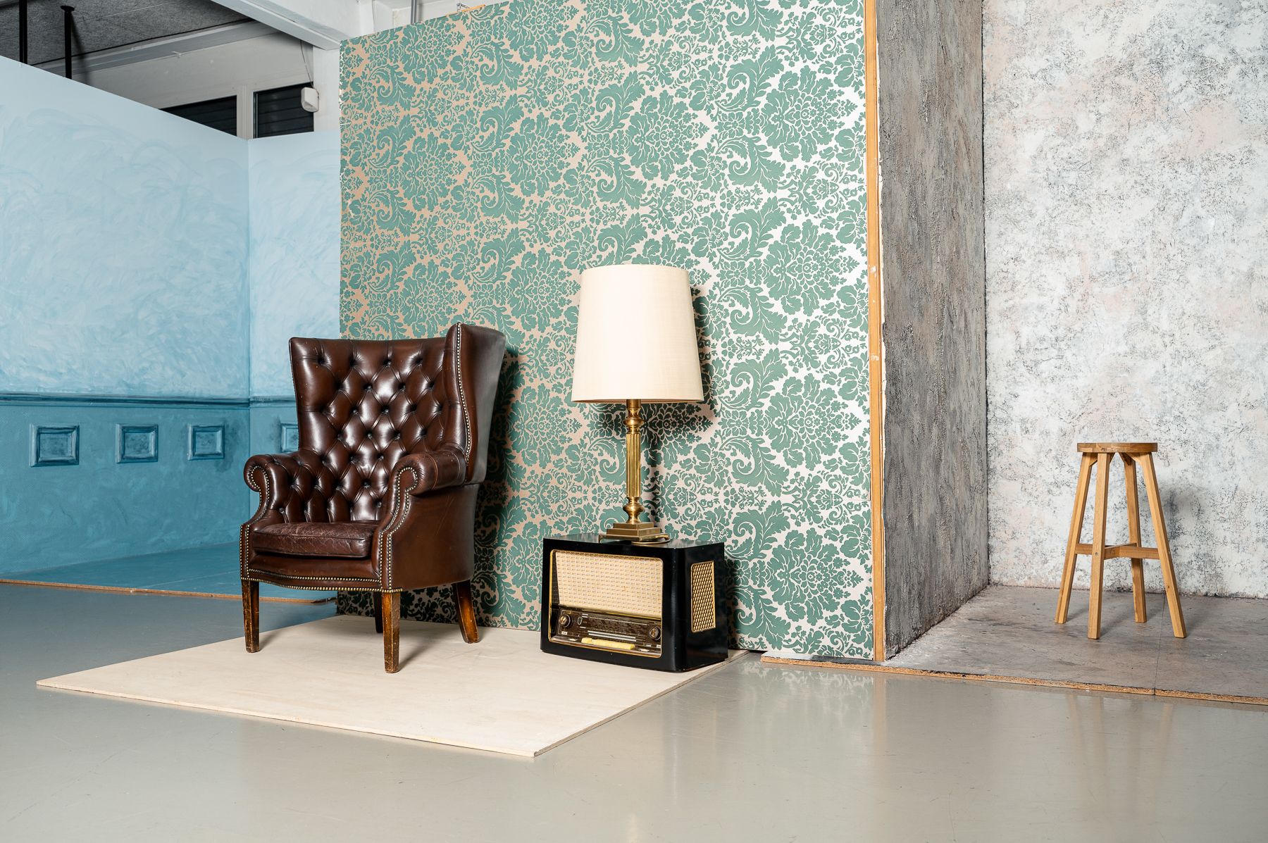 Chesterfield-Sessel vor türkiser Wand als Personal-Branding-Set