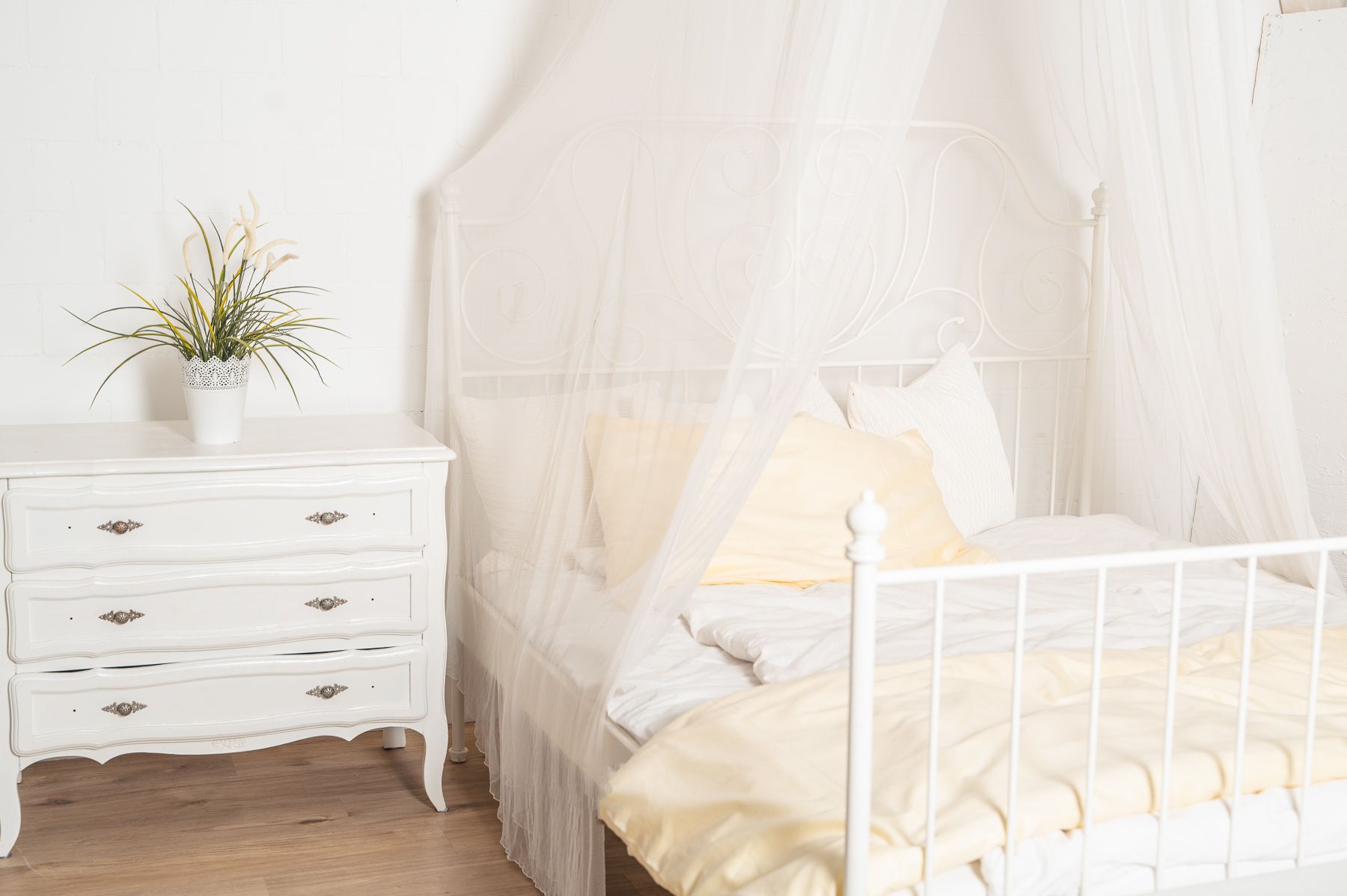 Helles Wohn-Set mit weissem Bett für Lifestyle-Content