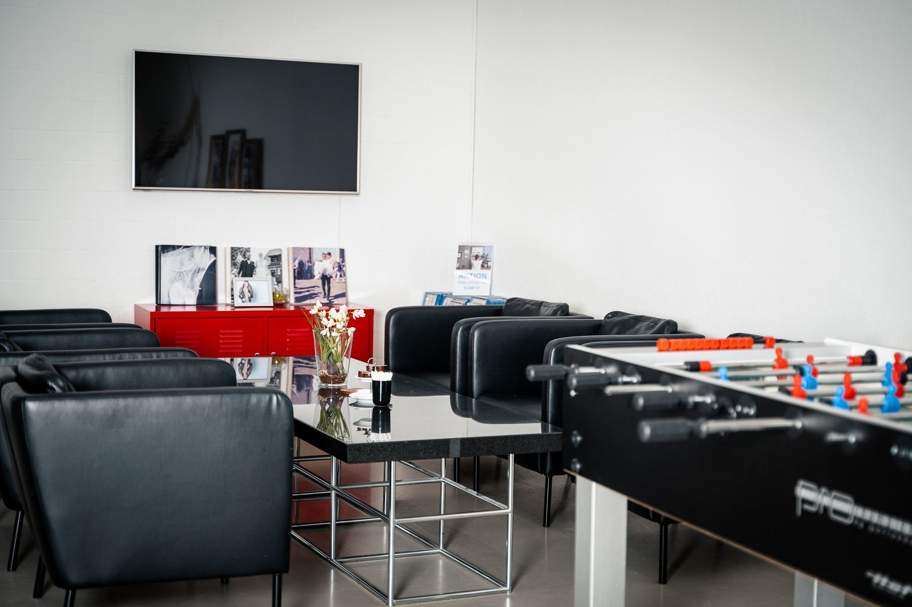 Lounge und Besprechungsbereich für Kunden im Fotostudio Zürich