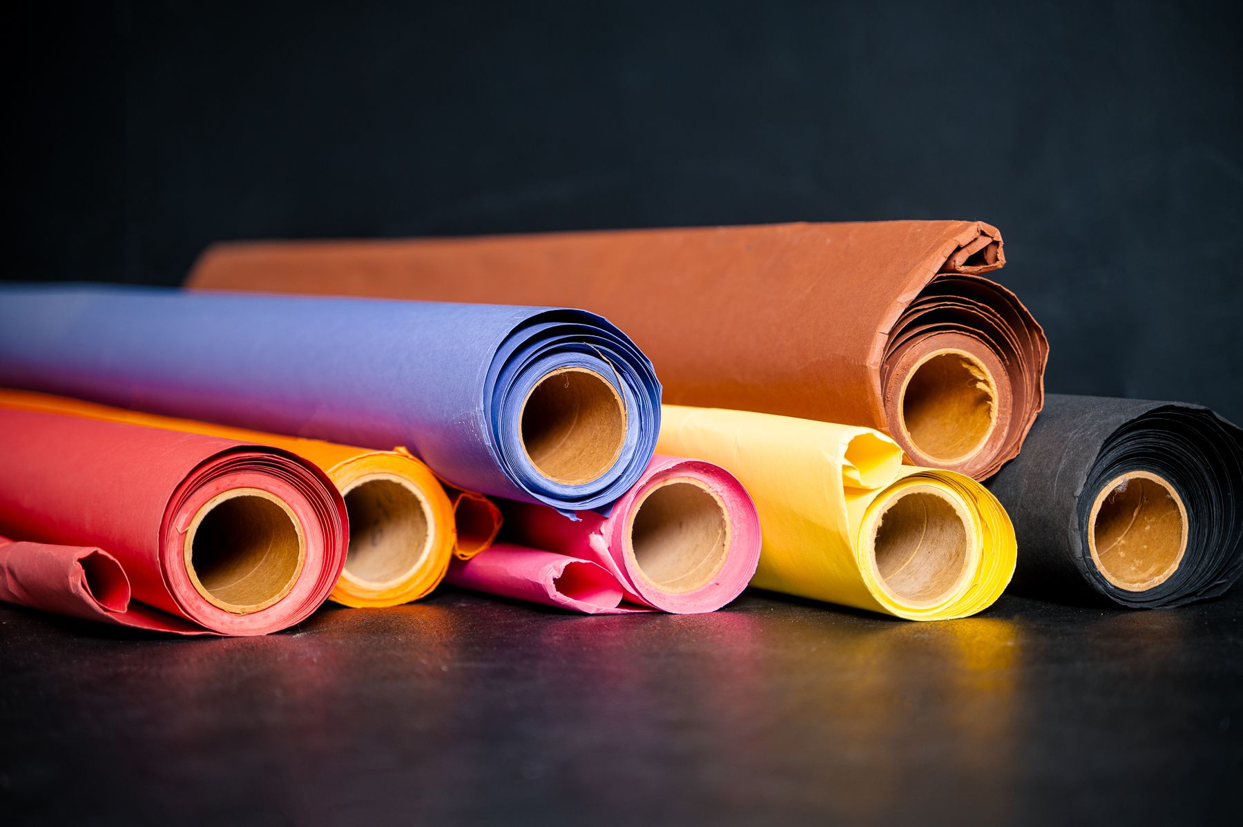 Farbige Papierhintergründe bis 2,75 m Breite im Fotostudio